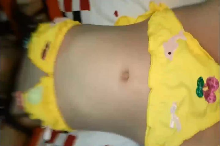 襟元をギリギリまで広げてノーブラのチーパイ見せてくれます・・・