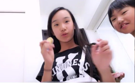 投稿作品 友達3人組の無邪気なHな配信