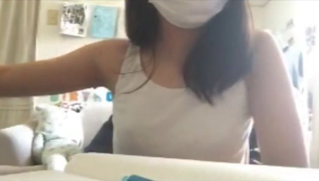 宿題中の女の子に