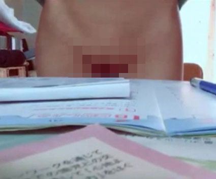 上だけ着させてね！といいながら下はもろ見せしてくれます