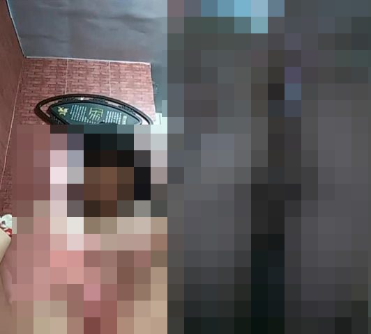 かわいいピンク乳首がお目見え。