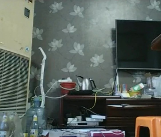 無毛で濡れ濡れな割れ目がとてもキレイ