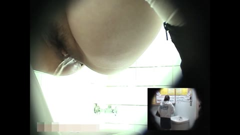 【素人】某ゲームセンター★これはスゴい!! 店長が仕掛けた生々しい♥女子トイレ盗撮♥036