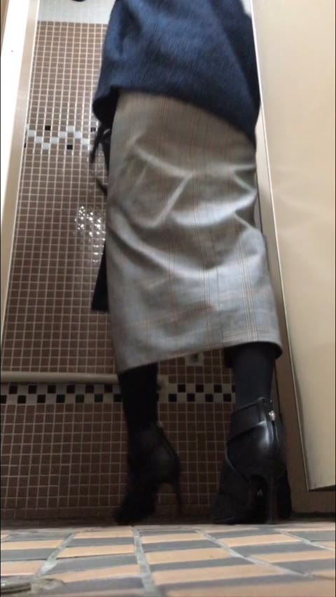 （無）ピンヒールのセクシーなお姉様のが溜まりに溜ったおしっこを