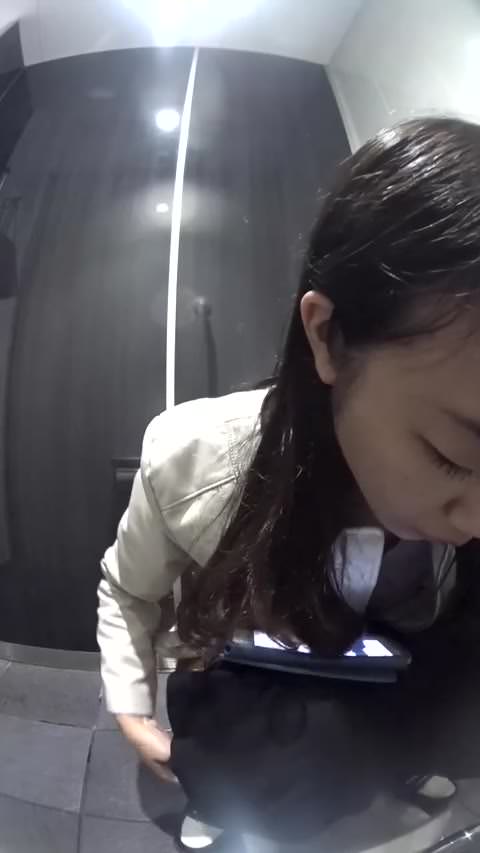 VIPな女子トイレ40肛門の中をペーパーで触り刺激う〇こ