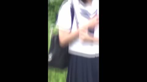 橋の下で野外オナニーするJK