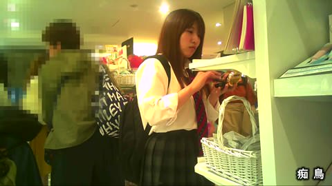 【粘着痴漢】J◯のオシリを無理矢理拡げマ◯コもアナルも御開帳！トイレで生ハメ！ザーメン塗れで逃亡！