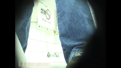 【素人】某ゲームセンター★これはスゴい!! 店長が仕掛けた生々しい♥女子トイレ盗撮♥035