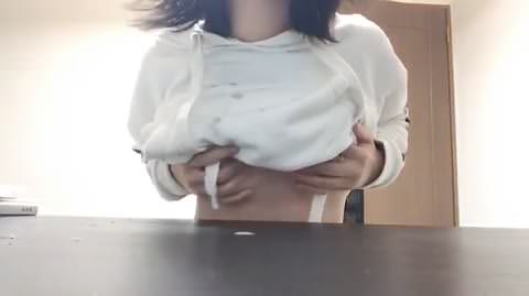 しぃ全裸でエロ～く唾液たらして誘惑♡