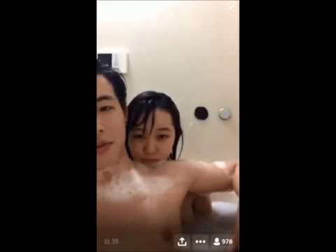 お風呂で彼女のおっぱいがポロリ