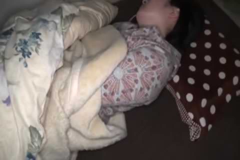 スタイル抜群な女子が泥酔爆睡してるから、ここぞ！とばかりに脱がせて触って挿入する動画☆