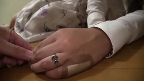 外資系企業に勤めるエリートの旦那を持つ美乳若妻を眠った状態でハメた