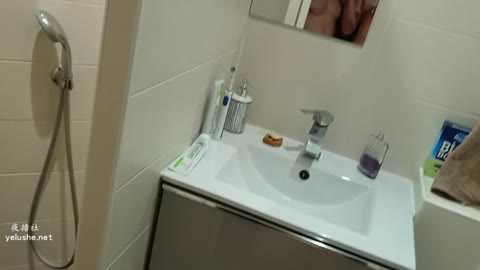 留学生の最新の流出Li偉と2つの砲手浴室情熱2つのJ8が一緒に遊ぶ浴室のトップ操作後