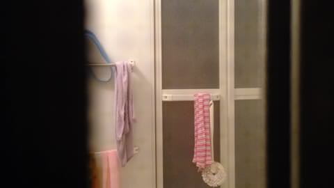 強めのシャワーでアソコを洗浄。お尻が揺れる美人OL、至近距離で迫力ボディ