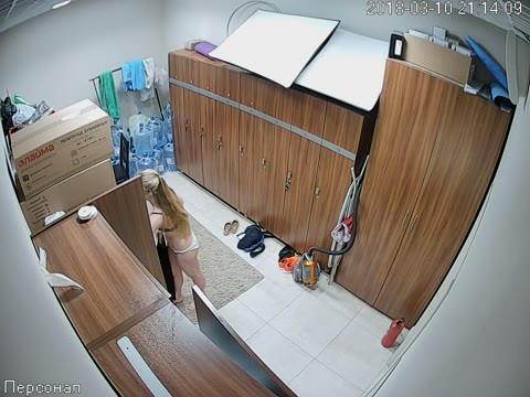 ロッカールームの防犯カメラ１