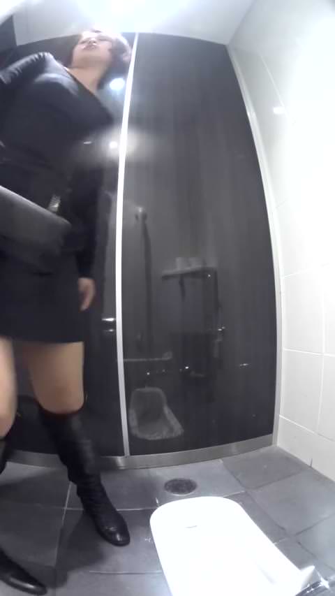 VIPな女子トイレ32おま〇こカキカキ美人さん