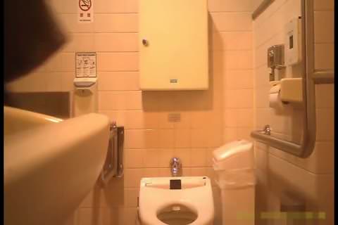 20代の集まる洋式トイレ （20名以上収録）Ｎｏ4
