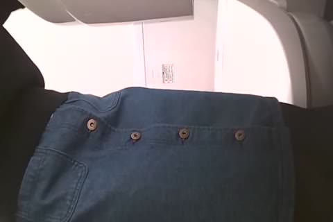 無修正　美女限定洋式トイレ盗撮（ブツを放出してる陰唇部分をしっかりパイパン包皮のよじれとか丸見え）