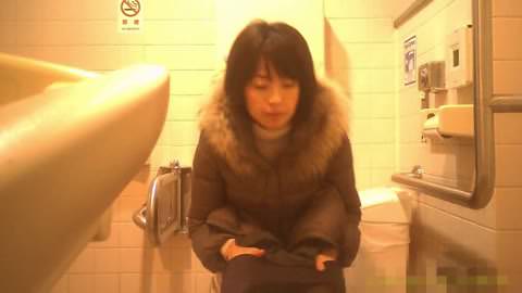 【レア】某デパート★これはスゴい!! お買い物途中の生々しい記録♥女子トイレ盗撮♥ 02