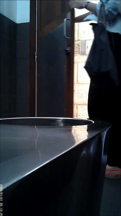 ドイツのバスルームに隠されたカメラ2 hd720p