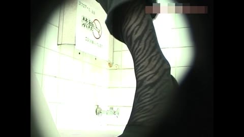 【素人】某ゲームセンター★これはスゴい!! 店長が仕掛けた生々しい♥女子トイレ盗撮♥018