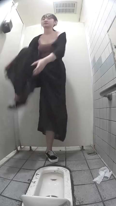 海のトイレを前から撮ってみたら３２「久しぶりにこの形のトイレでしたらキツいんだけど！」ﾌﾟﾙﾌﾟﾙ