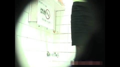 【素人】某ゲームセンター★これはスゴい!! 店長が仕掛けた生々しい♥女子トイレ盗撮♥029