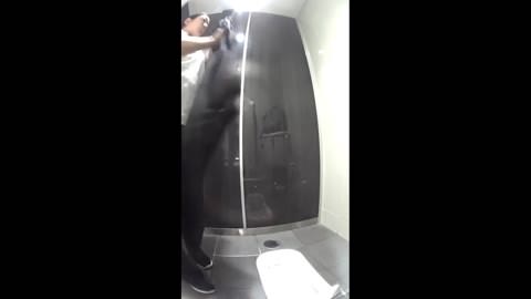 トイレで裸になって自撮りし始める巨乳女