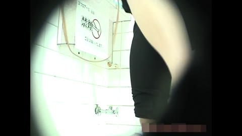 【素人】某ゲームセンター★これはスゴい!! 店長が仕掛けた生々しい♥女子トイレ盗撮♥023