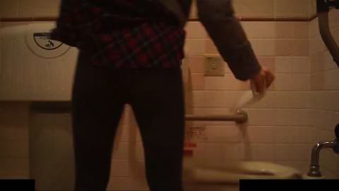 中腰で大便をぶっ放す娘含むオシャレさん3名