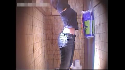 【お宝発見】４カメ美女だらけの◆海の家ヤング＆ギャル♡トイレ 023