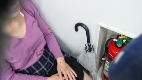 気づいた時にはもう遅い。服を直すもブラ紐はまだ見えてしまっているズボラ可愛い若い娘