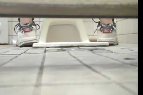 体育館トイレ潜入撮り　後ろアングル　四
