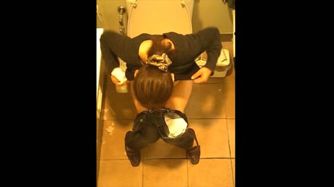 女性たちの洋式トイレ2