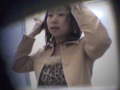 【てくの塾和式トイレ盗撮T020-1】某有名化粧品会社化粧部員由佳ちゃん25歳