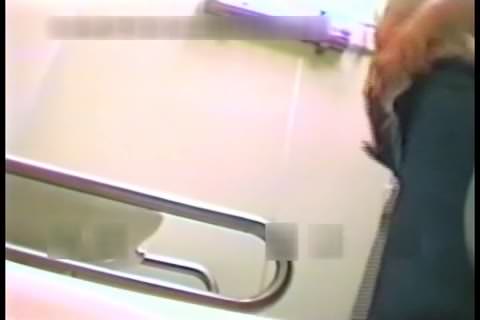 無 洋式トイレのしゃがみ撮り！オマ○コがモロ見え！