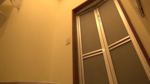 デリヘル待機所のトイレを盗撮【２カメ有】