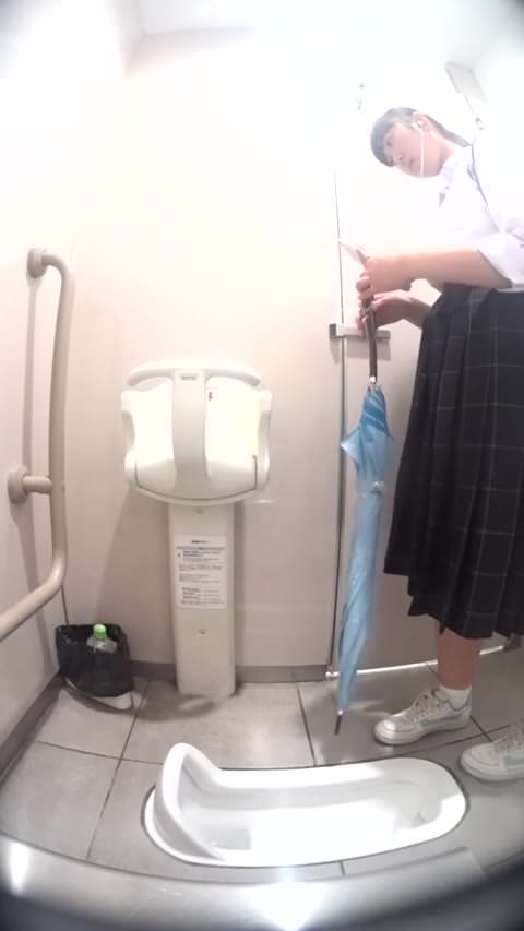 美少女Cちゃんの排便姿