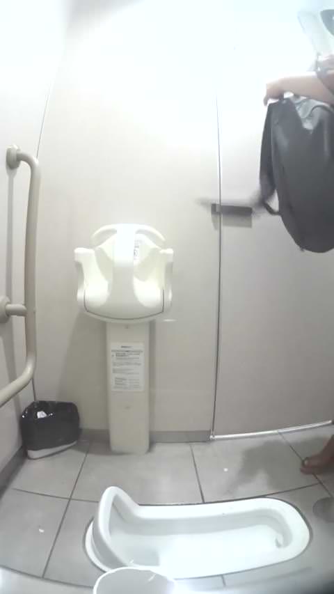 帽子被りながらアレをする人