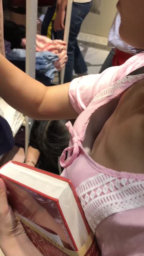 【超高画質フルHD】発展途上なちっぱいのかわいい乳首をのぞいちゃう