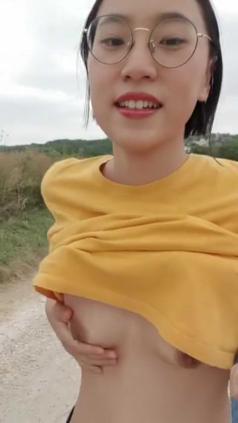 中国むすめが野外でね