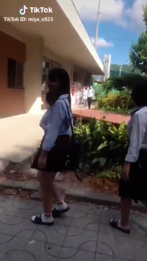 制服で爆乳がゆっさゆさ