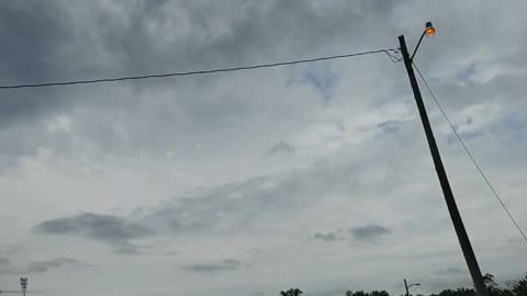 【高画質!】フェスの入場待ち中の野外オシッコ自画撮り。。。すっぴんだが少しエマ・ワトソン似