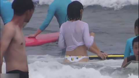 海水浴場ノーブラ乳輪丸見え