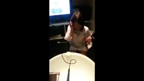 カラオケボックスでフェラ