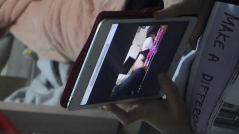 【ガチ観察】女子もエロ動画を見ながらオナニーするんです、新兵器のピンクの電マを押し当てて