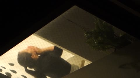 ノーパンにレッグウォーマー！卑猥な美女