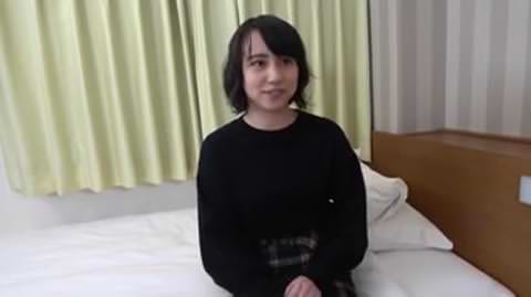 大学新一年生のソバージュの内気な女の子　お願いされたら断れない性格で無理やりホテルへエッチ撮影