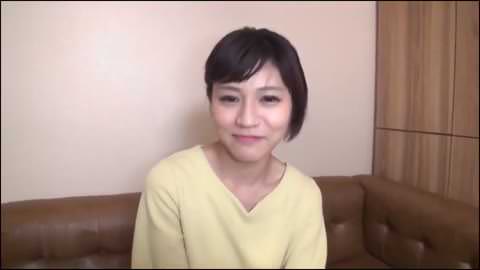 【無　中出し】淫語言わされるが、すごいシャイな娘