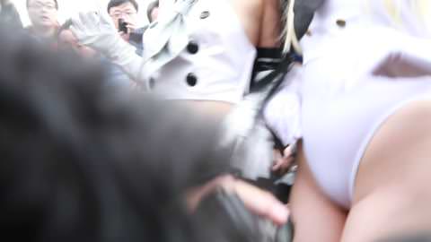 “コ●ケの闇”としてSNSで炎上した島風（艦これ）3人組のハイレグ股間超接近囲み動画